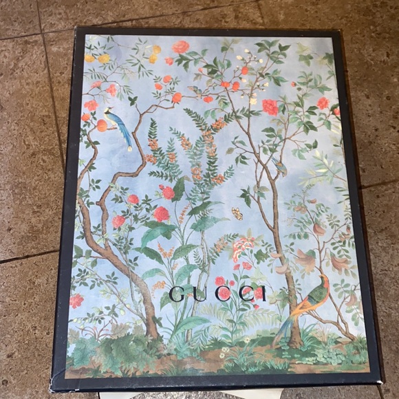 High top Gucci Shoes with Colorful Birds Printed and a metal tiger on the tongue - Picture 11 of 13